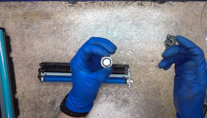 Фото 58. Трясем и слегка постукиваем им о поверхность. Тонер просыпается внутрь