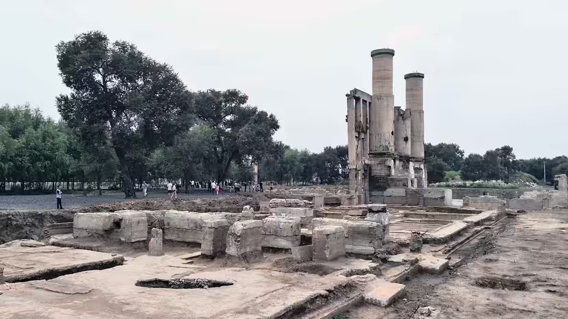 Эти руины - все, что осталось от японской фабрики по выращиванию микробов, которой руководил отряд 731, тайное подразделение по исследованию и разработке биологических и химических боевых средств Императорской армии Японии во время Второй мировой войны. СЯОЛУ ЧУ/GETTY IMAGES