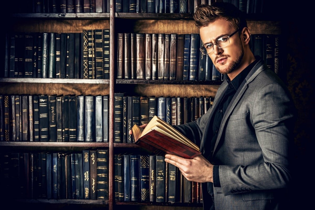 Men s books. Мужчина в библиотеке. Книга человек. Бизнесмен с книгой. Мужчина с книгой.