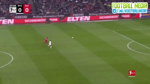 Дайо Упамекано на 8-й минуте матча не поспел за форвардом «Боруссии» Алассаном Плеа. Главный судья Тобиас Вельц удалил француза с поля. Арбитры ВАР поддержали это решение.