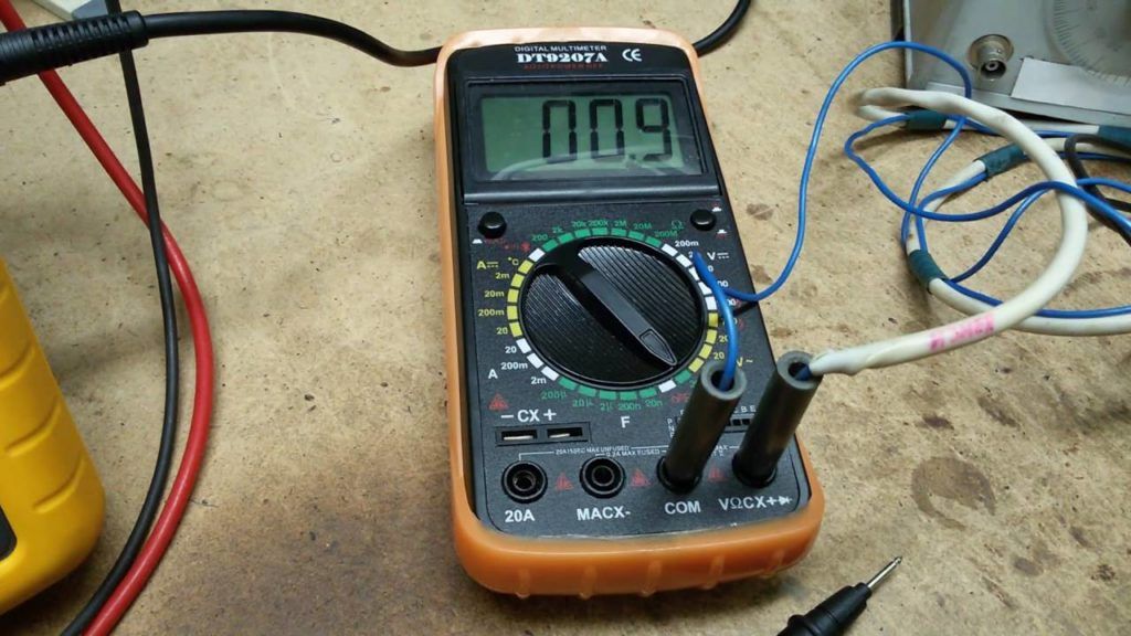 Измеритель частоты напряжения. Dt9207a мультиметр. Мультиметр дт9205а. Мультиметр dt9208a измерение частоты. Мультиметр DT 832 замер напряжения.