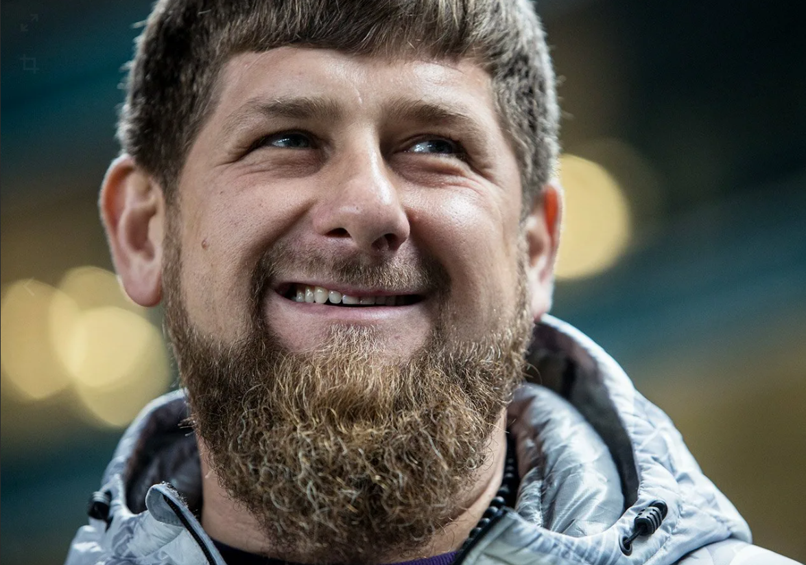 рамзан кадыров. рамзан кадыров 2004. кадыров поет. кадыров рамзан ахматович. кадыров рамзан ахматович.