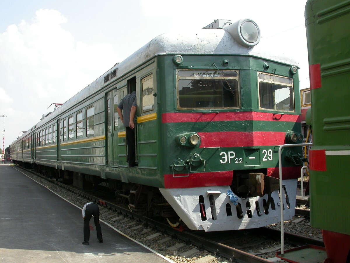 Внешний вид электропоезда ЭР22-29. В дверях - спина директора музея В. Буракова.
