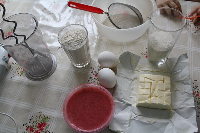 Фото автора. Вместо джема использую замороженную свежую клубнику