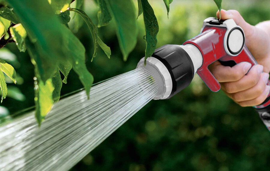 полив помидоров. вода полив. полив растений под корень. полив растений холодной водой. полив растений.