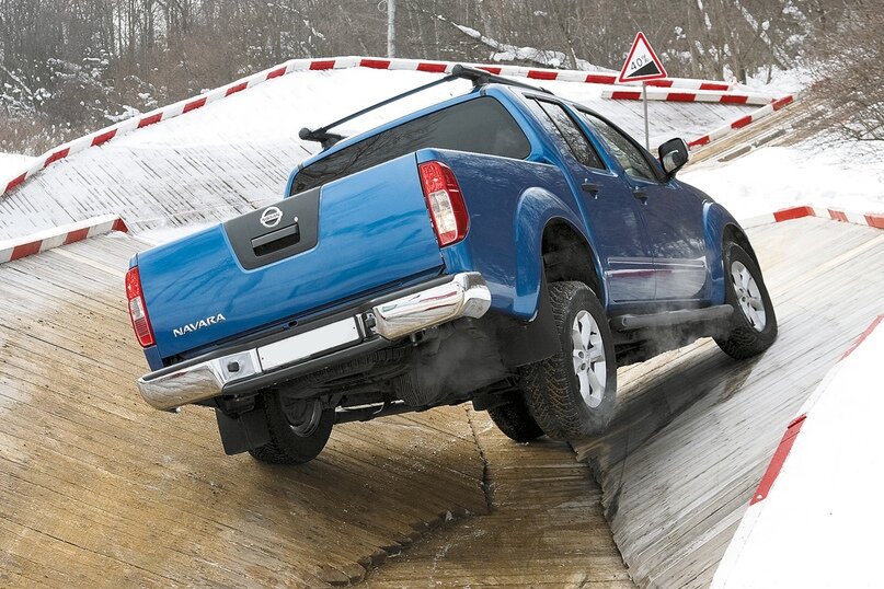 Дебютировавший годом ранее соплатформенный пикап Navara имеет те же слабые и сильные места. Разве что трансмиссия у грузопассажирской версии проще (без возможности автоматического подключения) и не так вероятны глюки электрики, а вместо независимой пружинной подвески сзади менее прихотливая зависимая рессорная