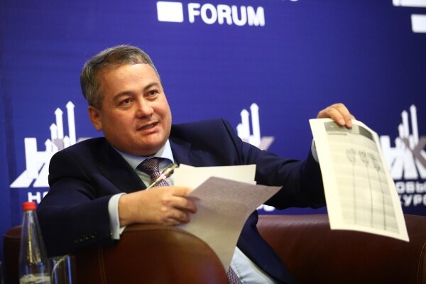 Глава Чкаловского сельского поселения Приморского края Всеволод Ию показывает фотографию метелок, с помощью которых власть предлагает тушить пожары 