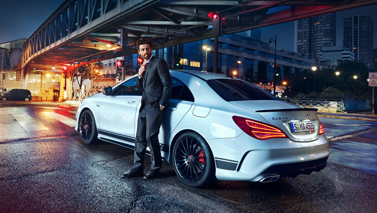 Мужчина у автомобиля.