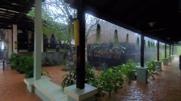 Ливни на Пхукете бывают насколько мощные, что под водой может оказаться все вокруг. Так однажды получилось с нашим байком, взятым в аренду. Эта история заслуживает отдельного рассказа, кстати.