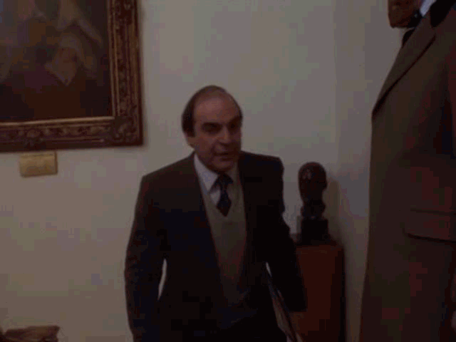 Дэвид Суше в роли инспектора Джеппа. Слева - Питер Устинов в роли Пуаро, справа - Гастингс. «Ужин для тринадцати», 1985 год