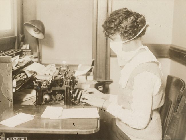 Машинистка в маске для профилактики гриппа, Нью-Йорк, 1918 год.