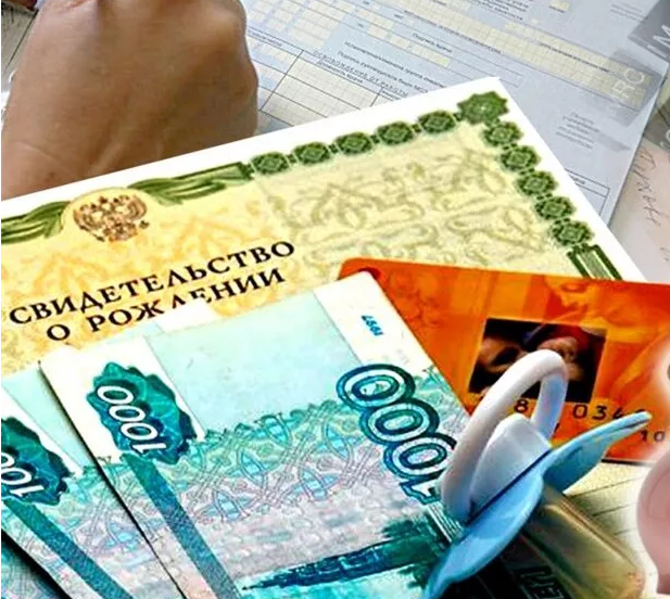 С момента принятия нвого федерального закона граждане Российской Федерации, имеющие детей в возрасте от 3 до 7 лет, могут претендовать на новое детское пособие, если: 
Их среднемесячный доход на каждого члена семьи не превышает двукратного прожиточного минимума.
Они оформили право получения пособия в органах соцзащиты или в ПФР на законных основаниях, собрав все необходимые документы.
Они являются гражданами России и этому есть официальное подтверждение.
Они – законные родители рожденного или усыновленного ребенка.