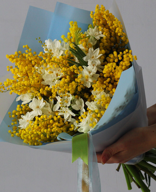 Цветочный магазин «Парижанка» предлагает бюджетные и элитные цветы – заказывайте букеты с доставкой на дом.