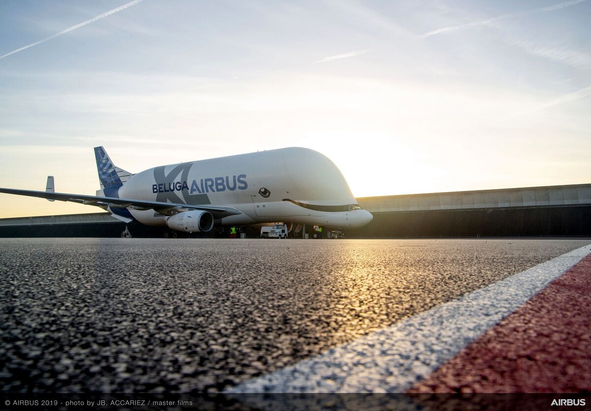 Airbus A330-700L (Beluga XL) - новый увеличенный авиалайнер для перевозки крыла и сегментов фюзеляжа строящихся самолётов, символ успеха европейского производителя, был торжественно представлен публике за пару месяцев до глубочайшего кризиса