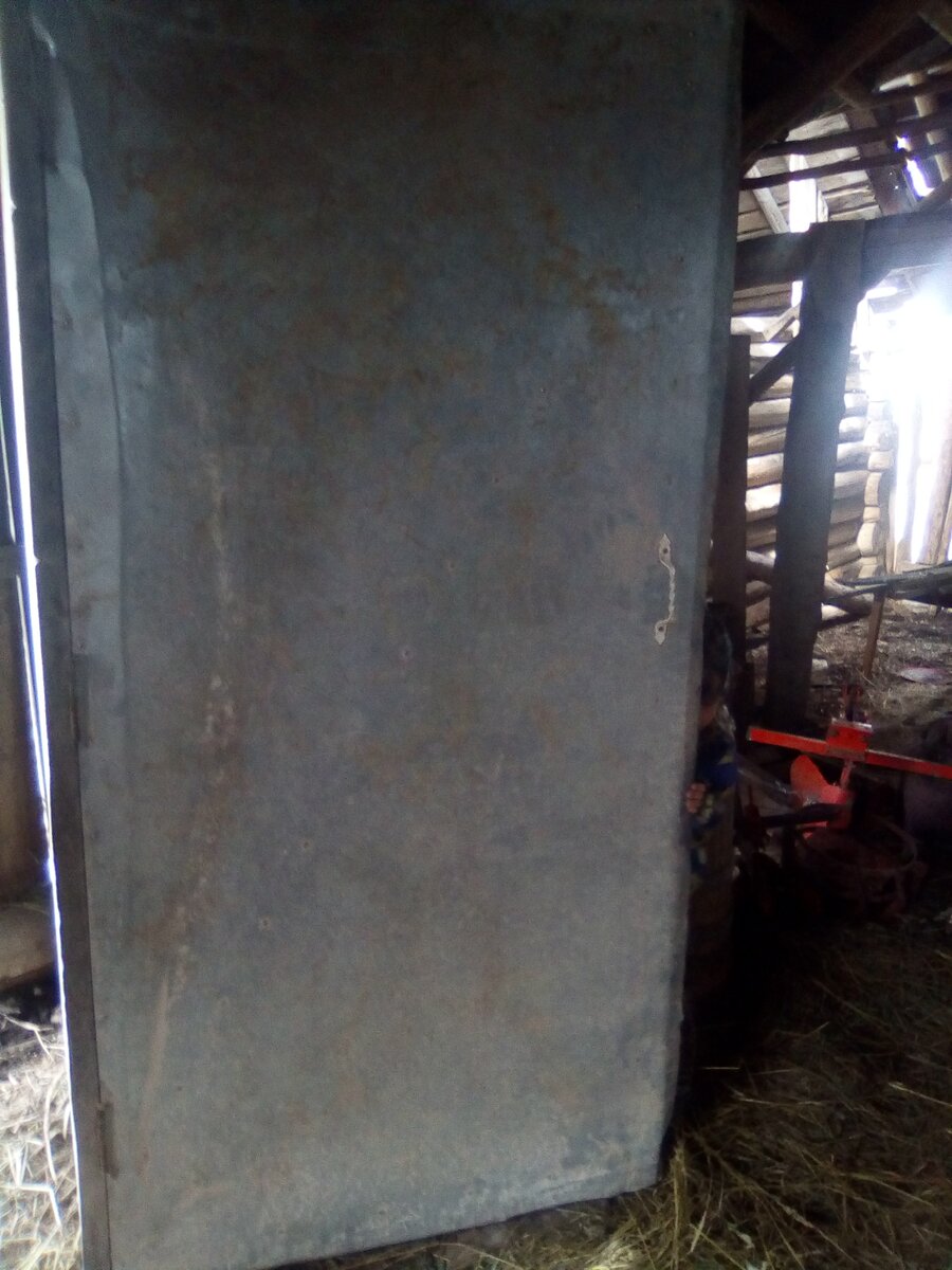 шкаф  обитый железом