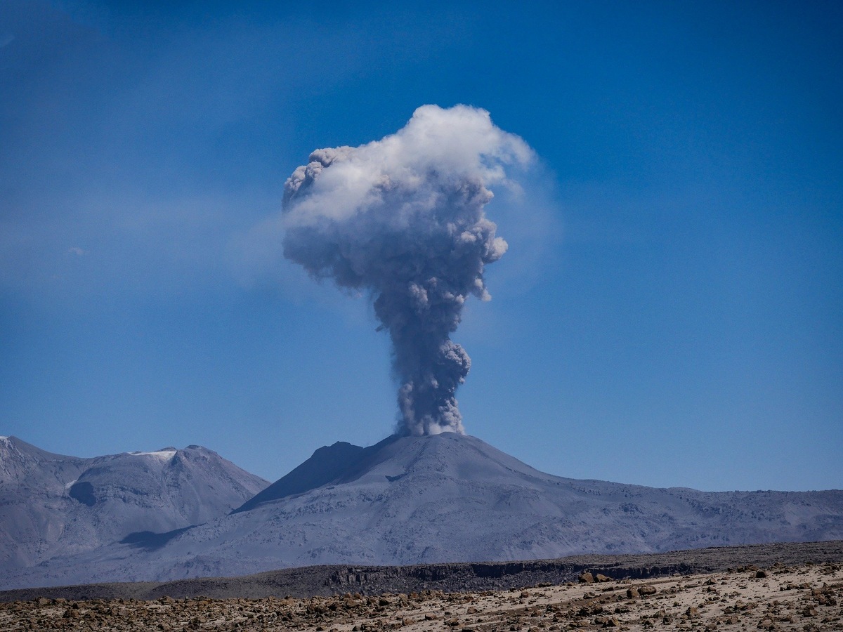 https://cdn.pixabay.com/photo/2018/12/26/11/45/volcano-3895614_960_720.jpg