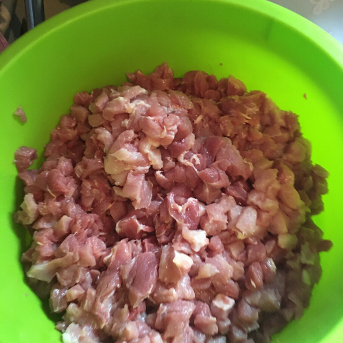 Я стараюсь нарезать мелко, так проще пропустить через  мясорубку.