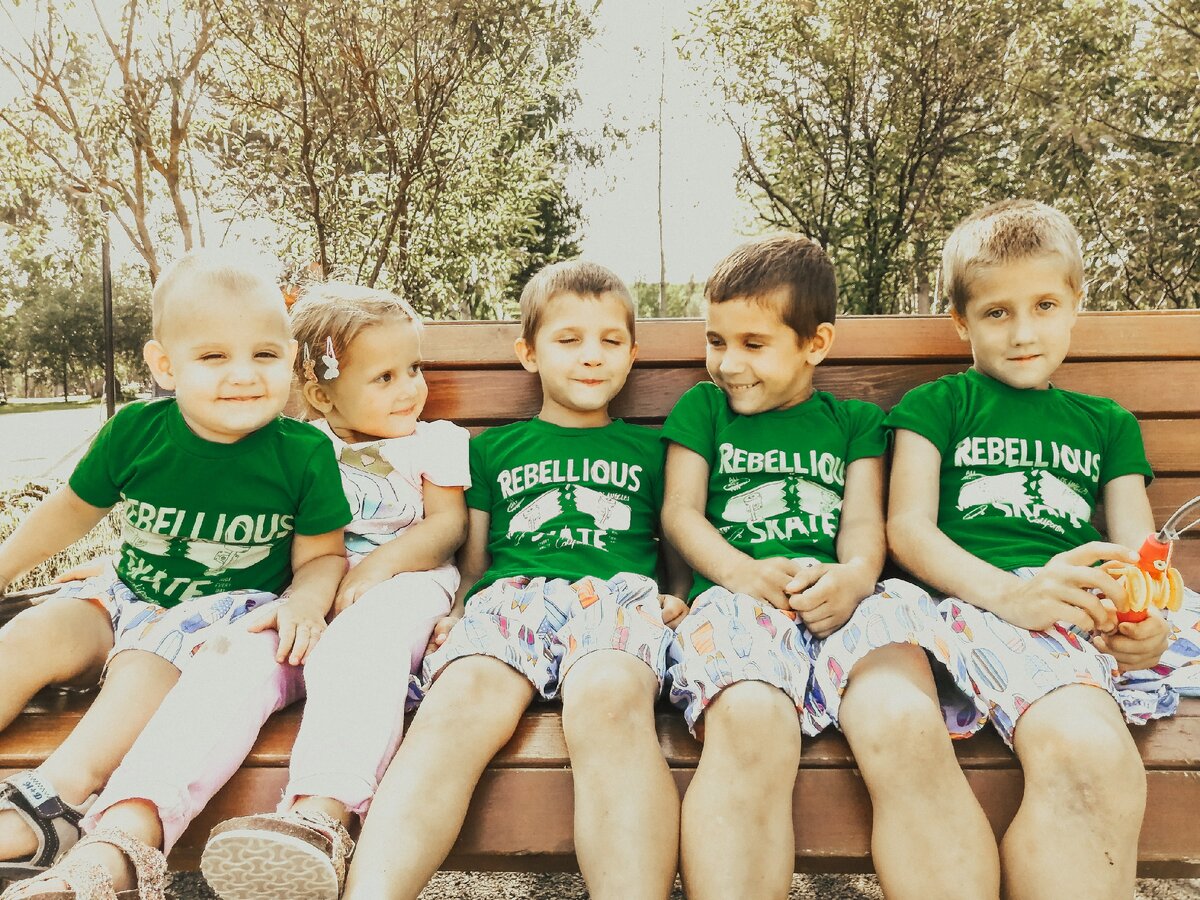 Берегите своих детей... Мои через три дня после пожара. Ванька переживал сложнее всех) 