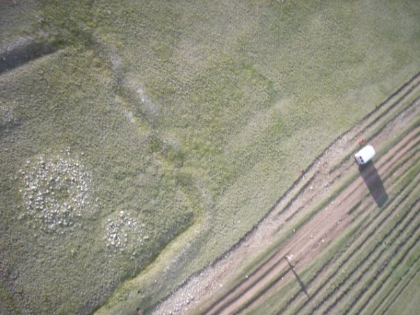 Вид на скифский курган на Алтае с летучего змея, в те временя они заменяли дроны. Справа - наша буханка