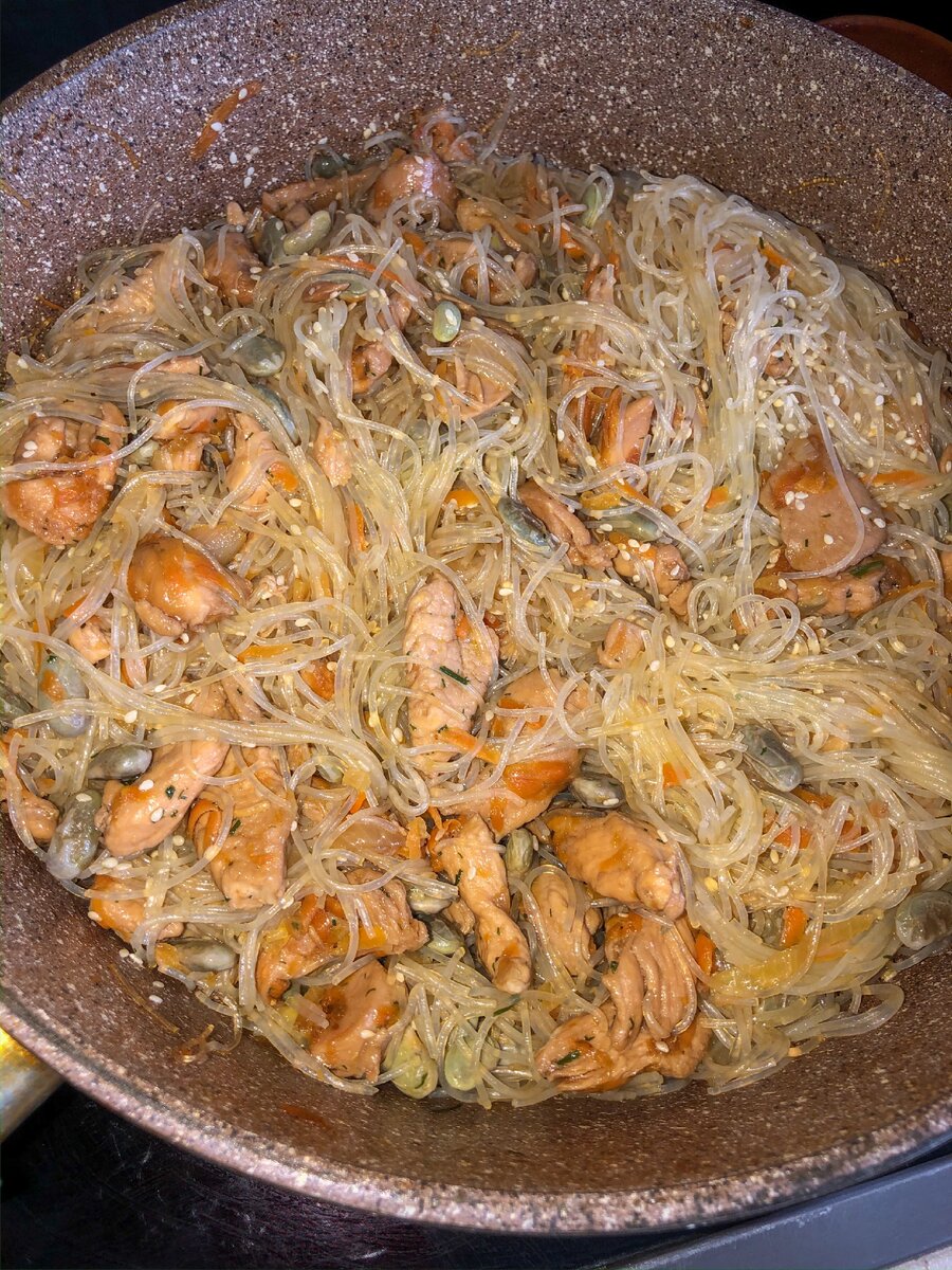 фунчоза с курицей в соевом соусе и кунжутом