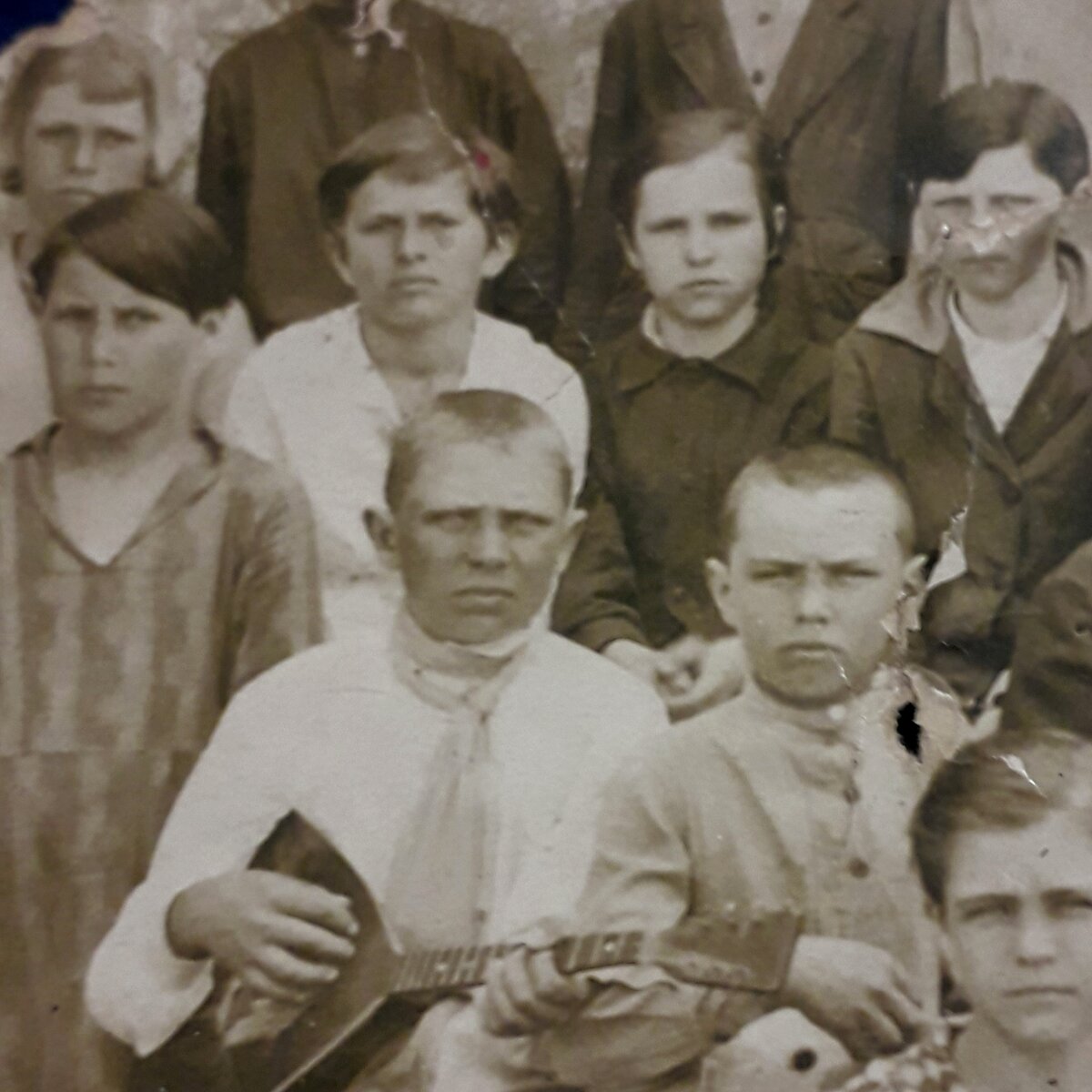 фото 1938 года мама вторая слева во втором ряду в окружении одноклассников и друзей