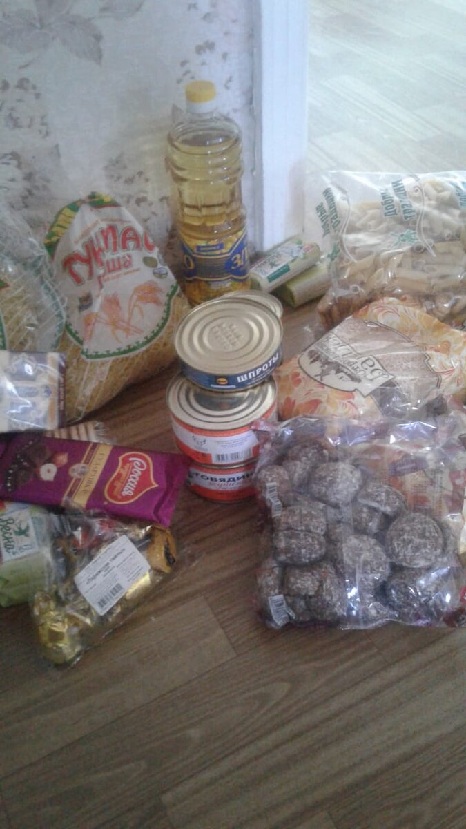 Вот такой набор. Это только часть. Мама скинула фотографию.