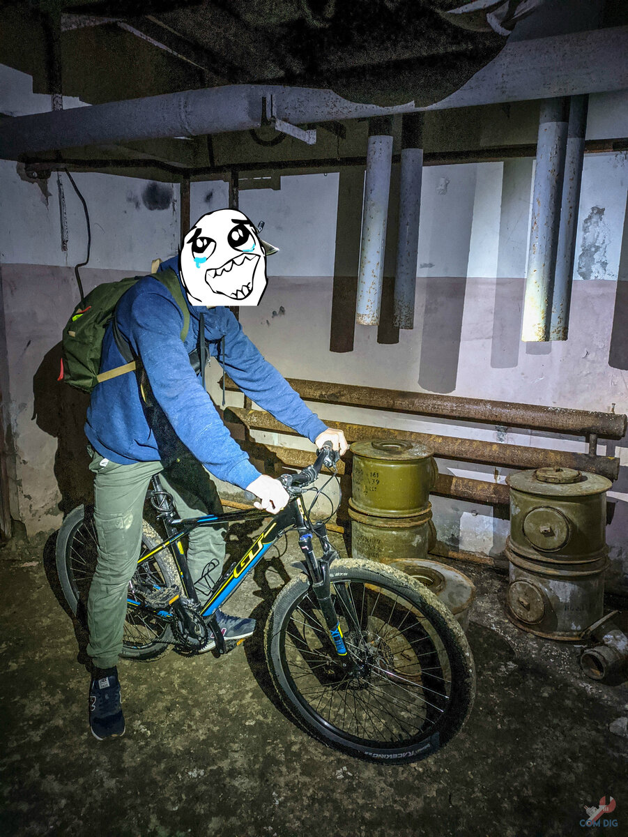 Катался на велосипеде и нашел заваленый ветками вход в заброшенное бомбоубежище. Показываю, что было внутри