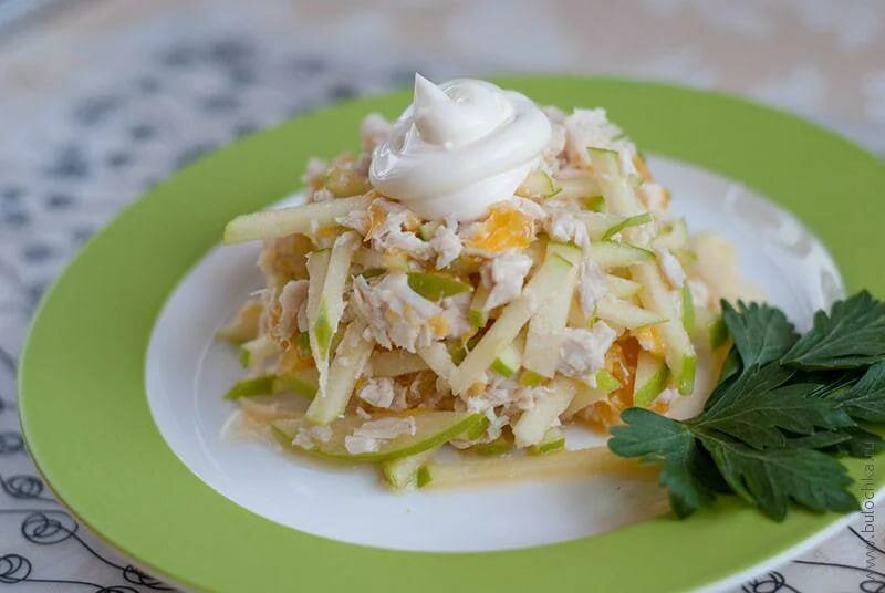 Слоёный салат с курицей и яблоком