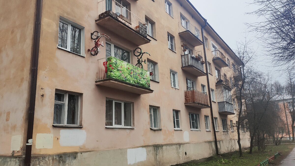 Фото сделано этой весной, просто интересное решение с велосипедами у кого-то на балконе :)