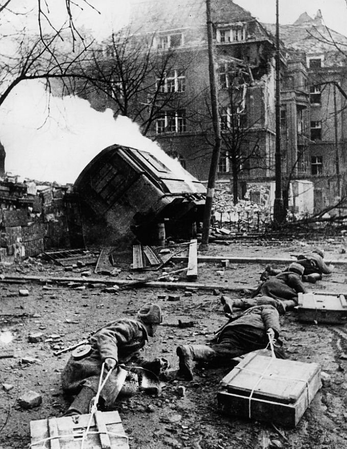 Саперы сержанта В. Мозгового в бою на улице Бреслау. Фото: waralbum.ru