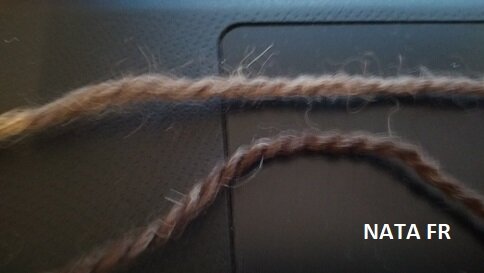 Вверху - овечья, внизу верблюжья шерстяные нити. Личное фото