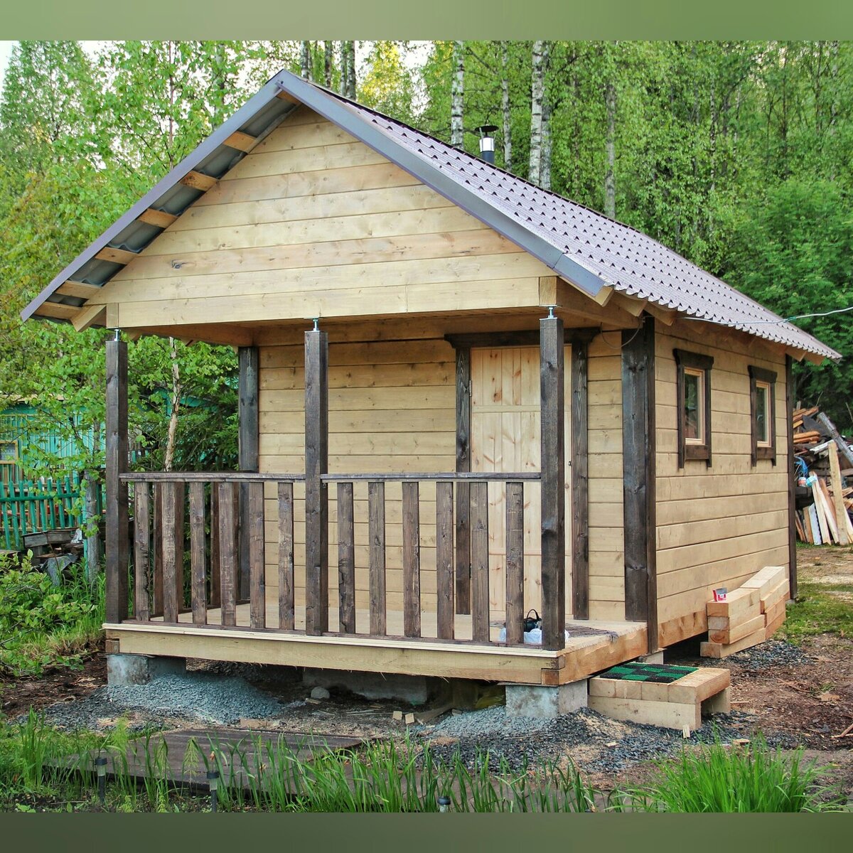 Лесная банька обшитая обычной доской. Как говорится: "Дёшево и сердито!"