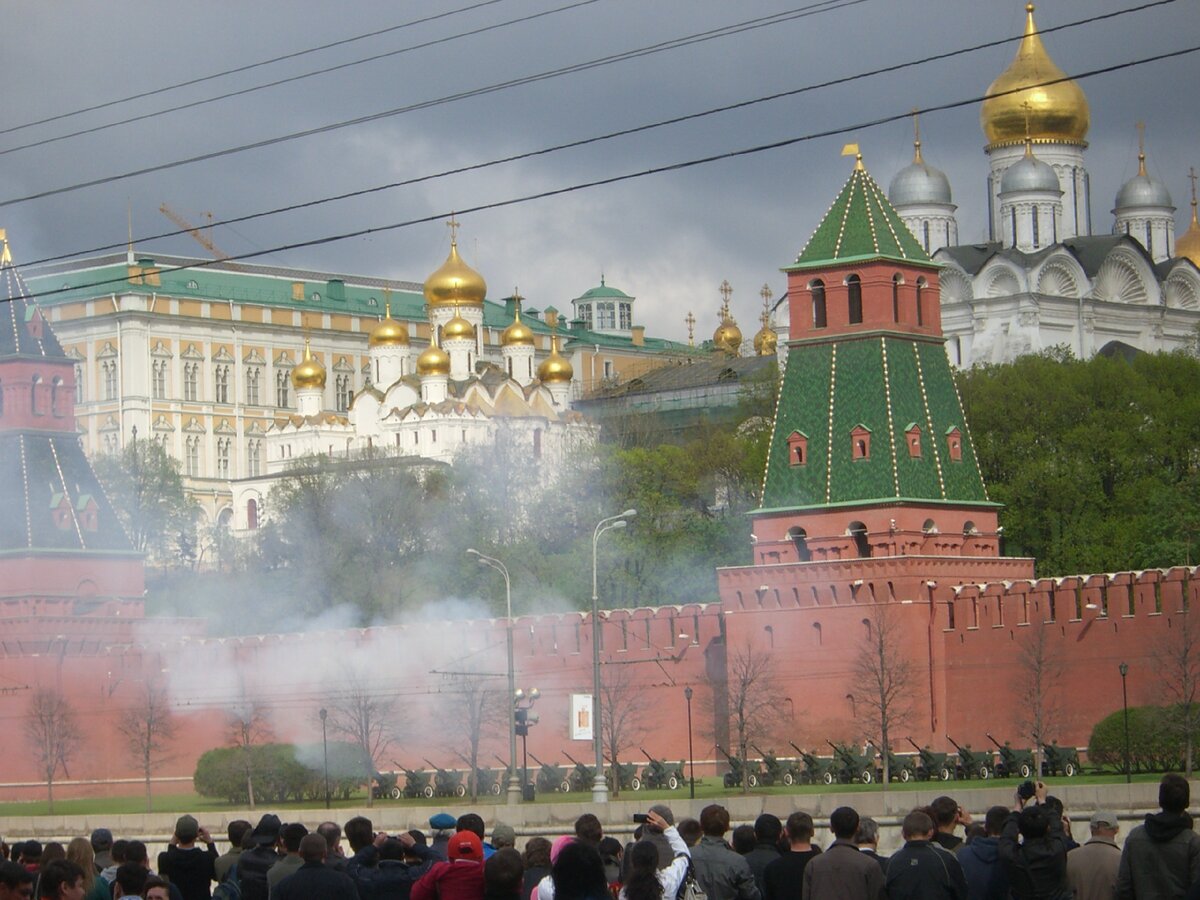Пушки на 9 мая. Вид с Софийской набережной. Фото автора.
