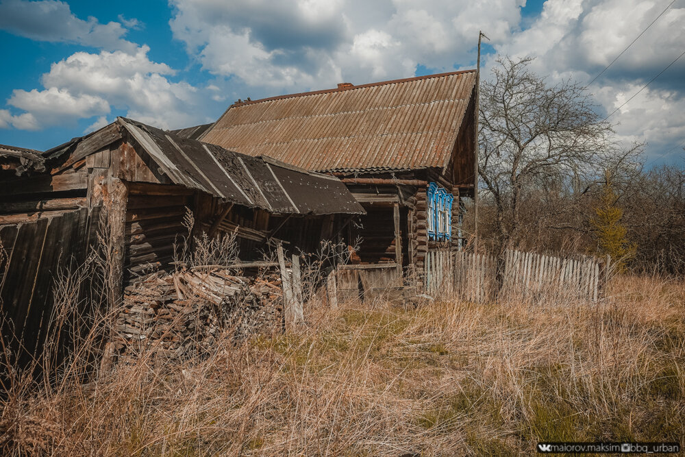 Гуляю по оставленным деревенским домам и рассказываю, почему еще никто не растащил все вещи. Показываю, что нашел домах