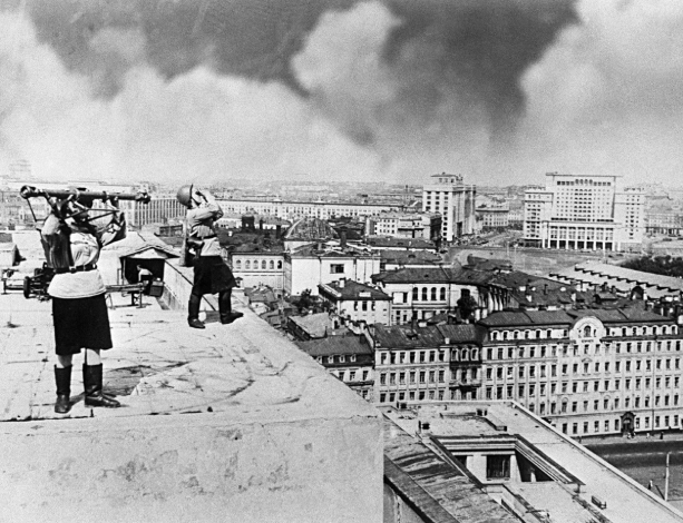 Сторожевой пост на крыше Большого театра в Москве. 