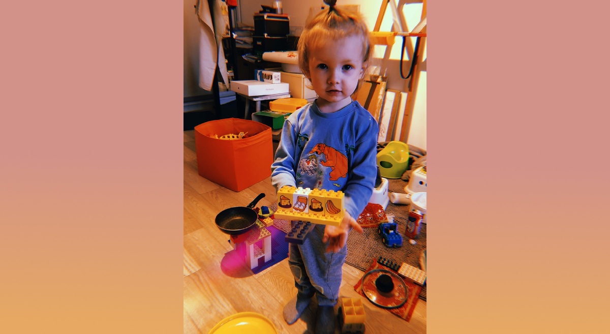 А тут он приготовил яичницу с сыром и бананом из лего! Подаёт на сковородке.