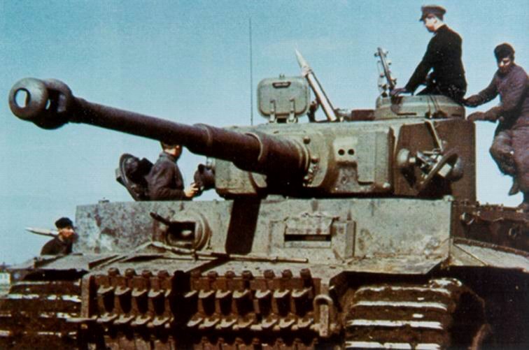 Panzerkampfwagen VI Tiger Ausf. H "Tiger" пополняет боезапас.