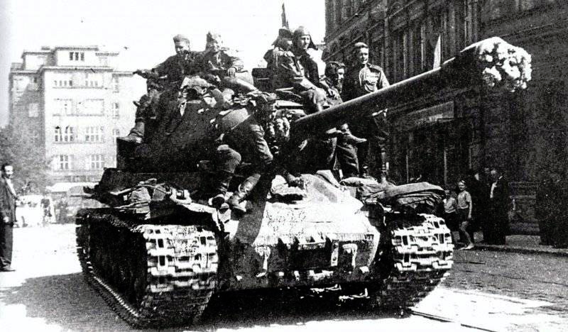 Советские танкисты в Праге.