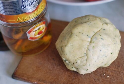     Берём лайм, моем и при помощи мелкой тёрки снимает цедру. Разрезаем пополам и из мякоти выжимаем сок в стакан.       В миску просеять пшеничную муку и добавить щепотку соли, сахар и половину чайной ложки цедры. Перемешиваем.       Сливочное масло нарезать небольшими кубиками и добавить в муку, следом добавляем, примерно, одну столовую ложку сока лайма и яйцо. Замешиваем эластичное, мягкое тесто, формируем из него шар, обворачиваем его пищевой плёнкой и отправляем в холодильник на один час.      