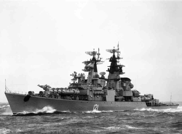 Кстати, первый корабль, вооруженный противокорабельными ракетами, был построен в СССР, если вы не знали.Ракетный крейсер проекта 58 «Грозный» вступил в строй в 1962 году