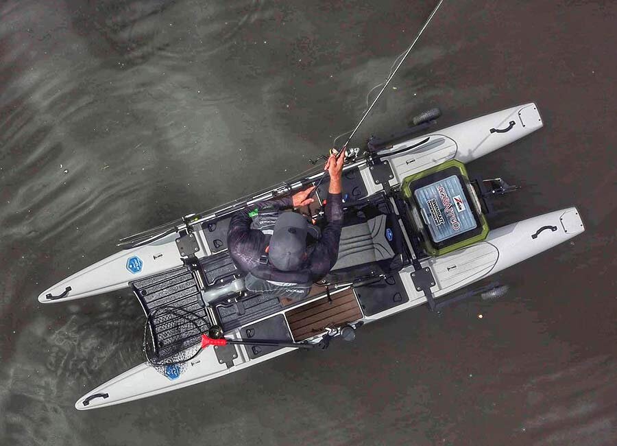 Катамаранная конструкция каяка 360 Angler с загрузкой до 230 кг не только обеспечивает достаточно пространства и прекрасную остойчивость, но и также позволяет разместить на борту все необходимое снаряжение. 