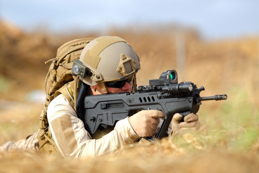 Штурмовая винтовка TAR-21 у бойца в руках. Источник: https://vk.com/oruzhie_tekhnika_armiya