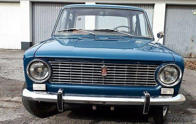 Фас Вазовской копейки в идеальном сохране с круглым зеркалом. Фары в хроме и решетка радиатора. Бампер с клыками, отличия от ФИАТ. 