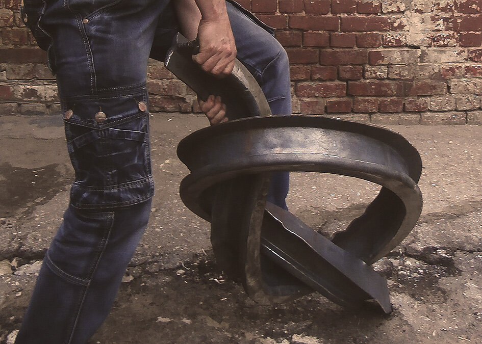 Металлурги не металл, их не согнуть. 