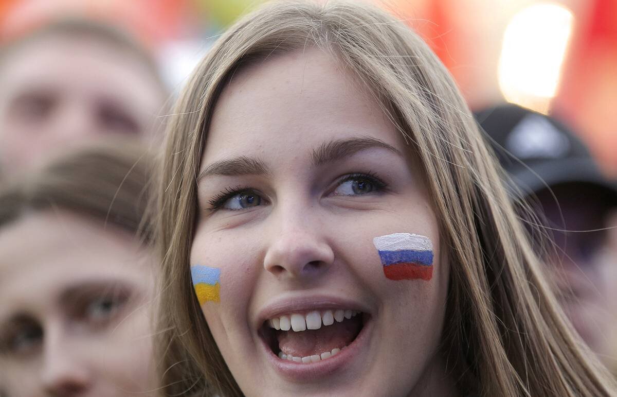 Урок россия украина. Украина – это Россия. Украинки в России. Россияне и украинцы. Флаг России на щеке.