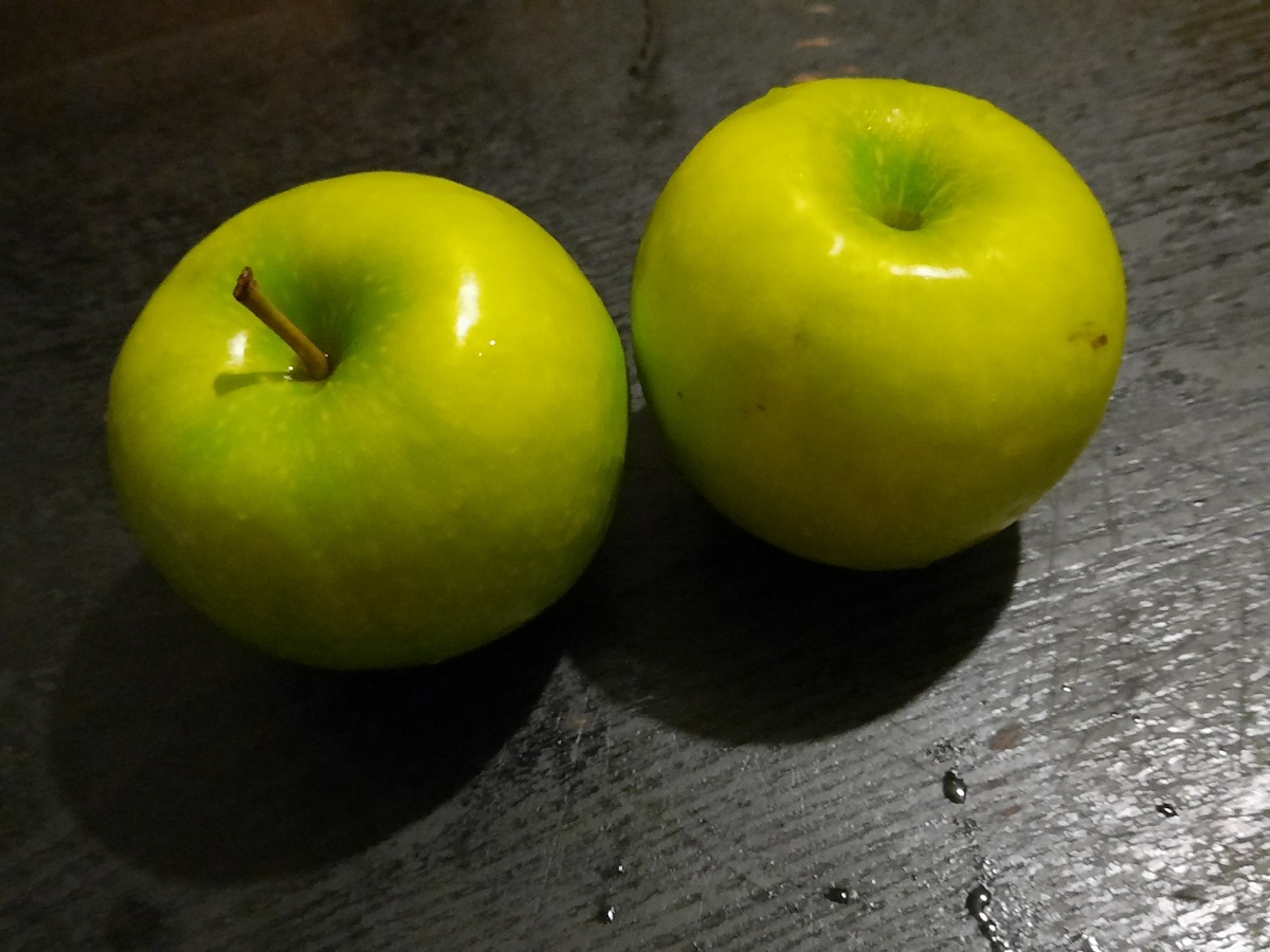 Зелёные  яблоки называются "ГОЛДЕН"