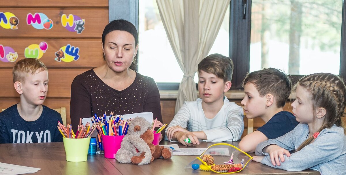 Татьяна Гогуадзе за чтением для своих учеников.