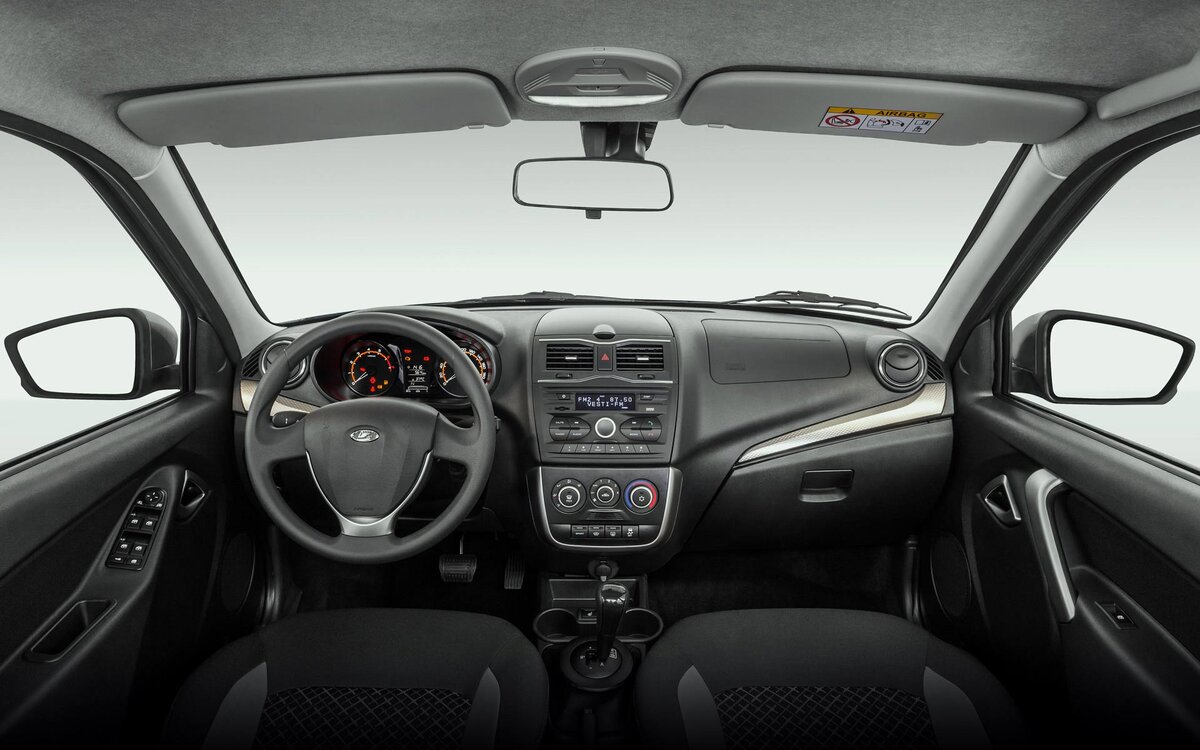 Наклейка "Airbag" на козырьке говорит о наличии подушки пассажира (фото с сайта lada.ru)