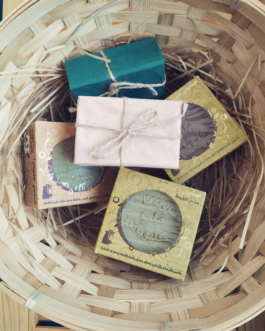     Что такое алеппское мыло и почему оно превосходит все современные аналоги? 🥑Главная особенность алеппского мыла заключается в том, что оно на 100% состоит из растительных масел, в самом традиционном виде – из оливкового и лаврового, в вариациях – из самых разных масел с возможным добавлением эфиров, экстрактов, глины и прочих натуральных добавок.                                                                                                                                   Как же привычное масло, которое трудно смывается с кожи и волос не только водой, но порой и моющим средством, как оно становится лучшим очищающим средством во всем мире? 🥥  Секрет кроется в уникальной технологии щелочного омыления масел, процесс которого в комплексе занимает около 1 года. Да, да, ведь самое лучшее всегда требует огромной выдержки, точности и времени. Проходя эту многоступенчатую обработку, масла на конечном этапе затвердевают и обретают способность великолепно очищать и мылиться с образованием нежной пены.🥬