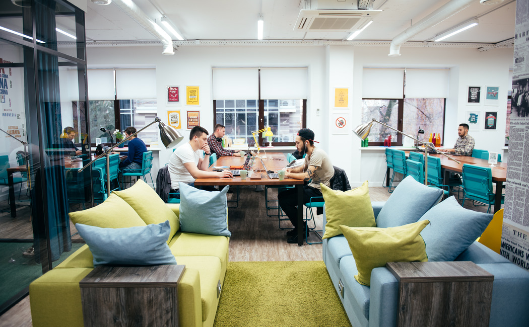 А это казанский "Grow Up". Я там был два раза, один раз даже сидел ночью. Понравилось. Без лофта, да и хорошо: не одними лишь кирпичами сыты :)